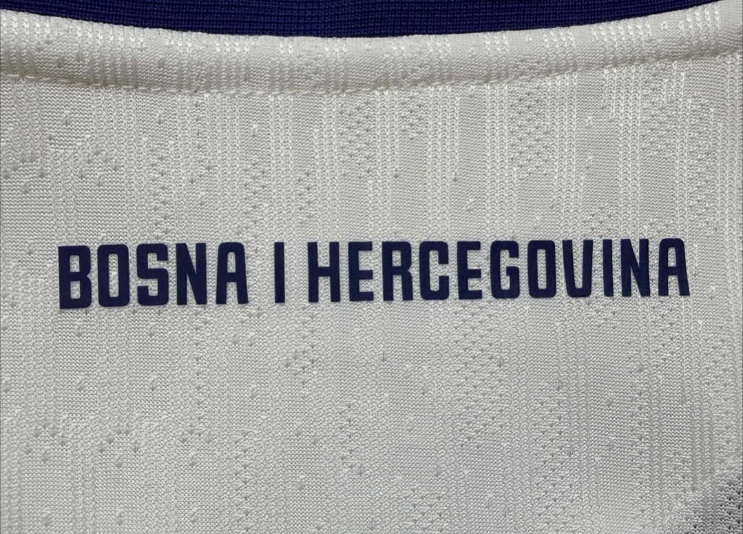 Bosnien Kurzarm Weiss mit Beflockung